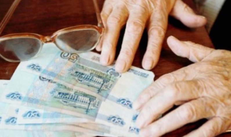 Сотрудник банка обманул пенсионеров, продавая дорогие лотерейные билеты